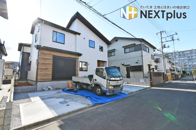 北足立郡伊奈町22期全1棟　1号棟の前面道路含む現地写真|難しいイメージの住宅ローンは経験スタッフが丁寧にお手伝いしますのでご安心下さい。「家を買って終わり」ではなく、「買ってからがスタート」と考え、一人ひとりにあった資金計画やプランをご提案致します！