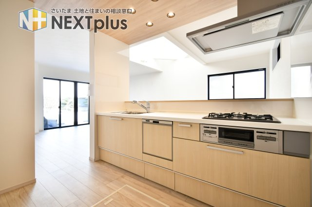 北足立郡伊奈町22期全1棟　1号棟のキッチン|食洗器付きのシステムキッチン。面倒な洗い物、苦手な洗い物、時間がない時の洗い物etc.　食洗器に頼ることで、自分時間や家族との時間を過ごすことができる嬉しい設備です。