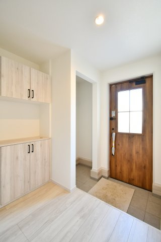 北足立郡伊奈町22期全1棟　1号棟の玄関|シューズボックスはセパレートタイプですので、衣替えも楽々◎また間のスペースには鍵を置くスペースにする事で、外出前に鍵を探すなど慌ただしさが軽減されるのでおすすめです。