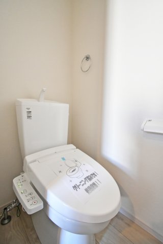 北足立郡伊奈町22期全1棟　1号棟のトイレ|トイレ（1F）：1・2階にある為、忙しい出発前でも取り合いにはなりません！奥行きにゆとりがあり、圧迫感の少ないトイレスペース。つっぱり棒で生活感を隠せる為、掃除用具をしまうのもおすすめ！