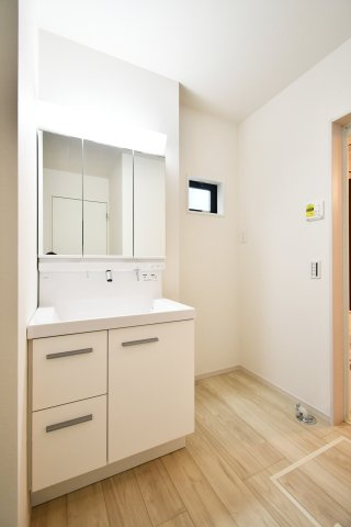 北足立郡伊奈町22期全1棟　1号棟の独立洗面台|三面鏡付き洗面台は朝の寝癖直しも楽々。鏡裏には歯ブラシセットやスキンケアも収納できて魅力的です！下の収納にもドライヤーや入浴グッツ、洗剤のストックなど…様々なものが収納できる便利な設備です！