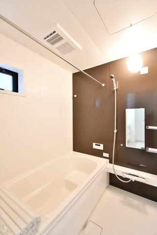 北足立郡伊奈町22期全1棟　1号棟の浴室|シックで上品さを感じるバスルームはまるでホテルのような仕上がり。日常から解放できる癒しの空間となります。一面アクセントになっております！新品ですのでご入居後から気持ちよく入浴頂けます。