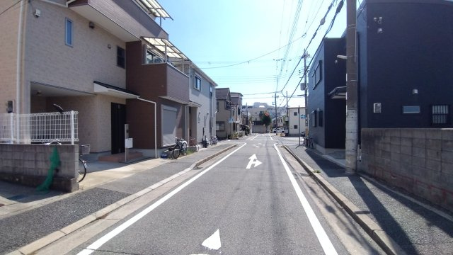 尼崎市琴浦町　中古戸建の前面道路含む現地写真