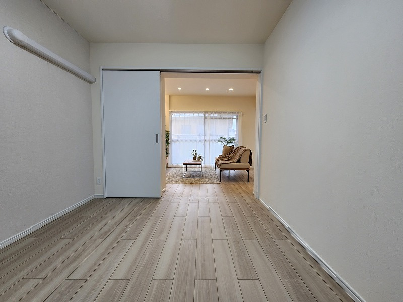 グローリアス小牧第2の洋室|リビング横のキレイな洋室です