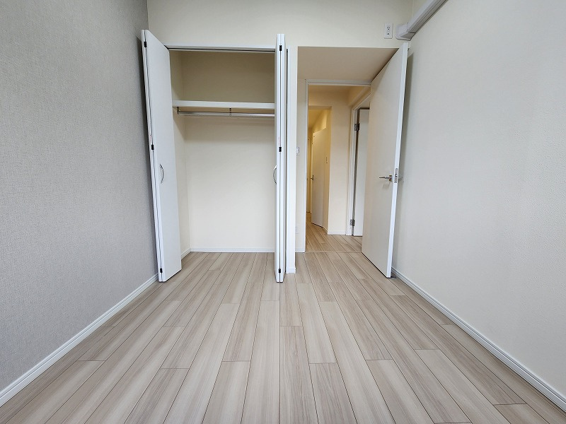 グローリアス小牧第2の洋室|落ち着いた色調の洋室です