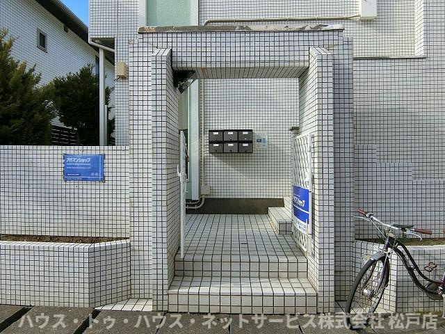 ジュネパレス新松戸第１１のエントランス