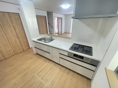 【キッチン】 | 那覇市小禄（全3棟）ラストB号棟 | B号棟　使いやすいシステムキッチン♪キッチン脇収納付き♪