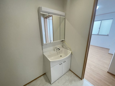 【独立洗面台】 | 那覇市小禄（全3棟）ラストB号棟 | B号棟　三面鏡付き洗髪洗面化粧台♪