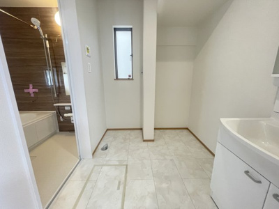 【脱衣所】 | 那覇市小禄（全3棟）ラストB号棟 | B号棟　ゆとりある洗面室♪