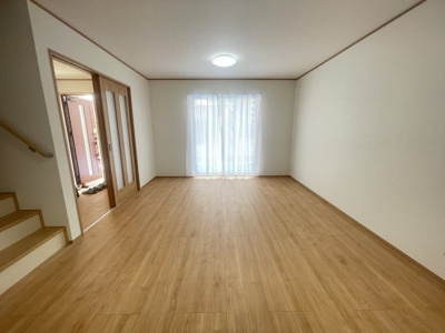 【居間・リビング】 | 那覇市小禄（全3棟）ラストB号棟 | B号棟　LDK16帖♪リビング階段♪