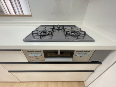 【キッチン】 | 那覇市小禄（全3棟）ラストB号棟 | B号棟　三口コンロ♪