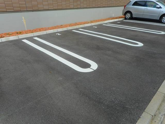 メゾン・レ・セーナの駐車場|駐車スペースもあります