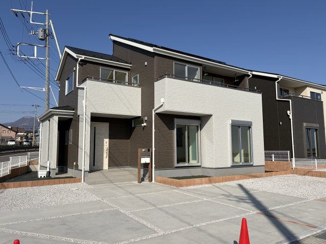 第3富士見町時沢　新築戸建　9号棟の外観|富士見町時沢に全11棟の住宅が完成しました！
白とブラウンを基調とした落ち着いた雰囲気の外観です♪
ご都合に合わせていつでもご見学頂けますのでお気軽にご連絡ください♪