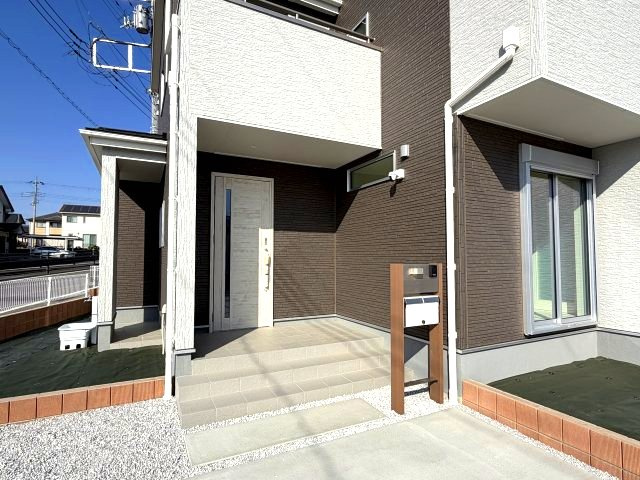 第3富士見町時沢　新築戸建　9号棟の玄関|玄関ポーチもお洒落なデザインです♪モニター付きインターホンも標準装備！