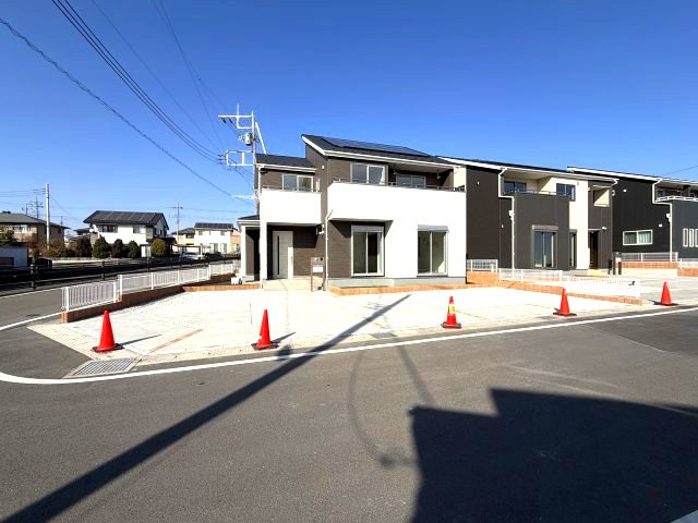 第3富士見町時沢　新築戸建　9号棟の駐車場|駐車場もキレイに整備されています。並列４台以上駐車可能です。