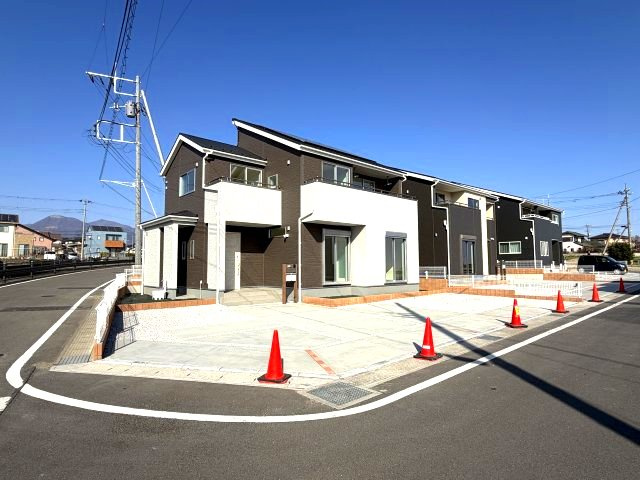 第3富士見町時沢　新築戸建　9号棟の前面道路含む現地写真|角地で陽当たり良好☆前面道路も広々していて開放的な立地です♪