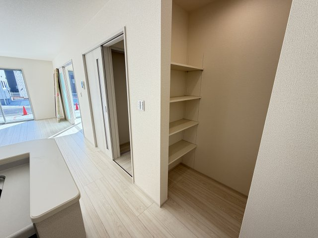 第3富士見町時沢　新築戸建　9号棟の居間・リビング|キッチン横にあるパントリー収納です。ストック品や調理器具の収納に重宝しますよ！