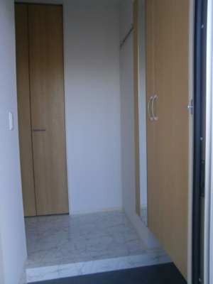 【玄関】 | フォーゲルテラス グリューン Ⅵ | 鏡付きシューズボックス