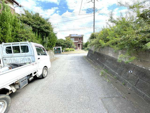 八街市文違中古戸建の前面道路含む現地写真