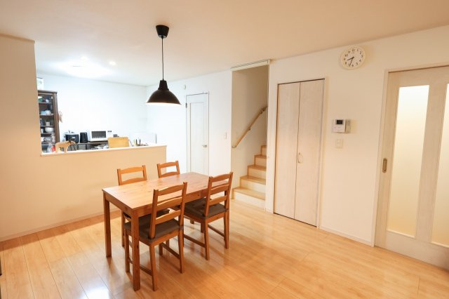 八王子市　犬目町　中古戸建ての居間・リビング|～20.0帖の明るく開放感のあるLDK、家族団欒の時間をお過ごしいただけます～