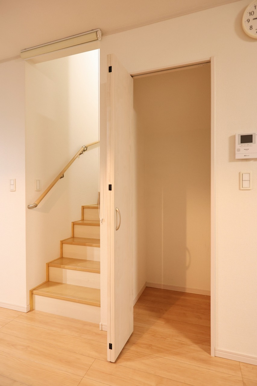 八王子市　犬目町　中古戸建ての周辺|～リビングに階段のある造り　便利なリビング収納もあります～