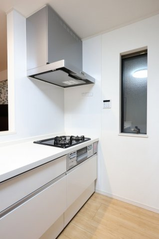 八王子市　犬目町　中古戸建てのキッチン|～レンジフードはスッキリとしたフラットタイプ　３口コンロと広い調理台でお料理が捗ります～