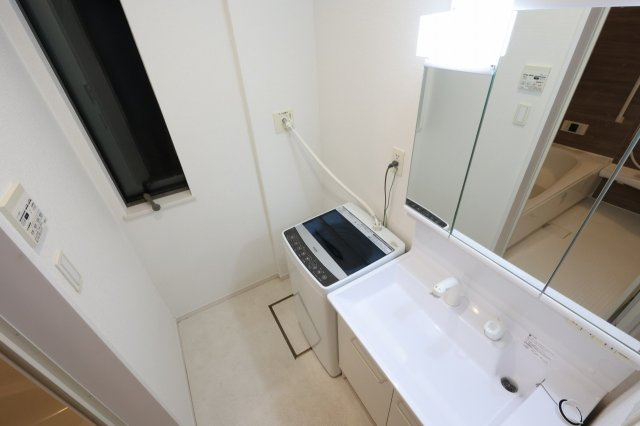 八王子市　犬目町　中古戸建ての脱衣所|～窓付きで明るい洗面所　換気もしやすいです～