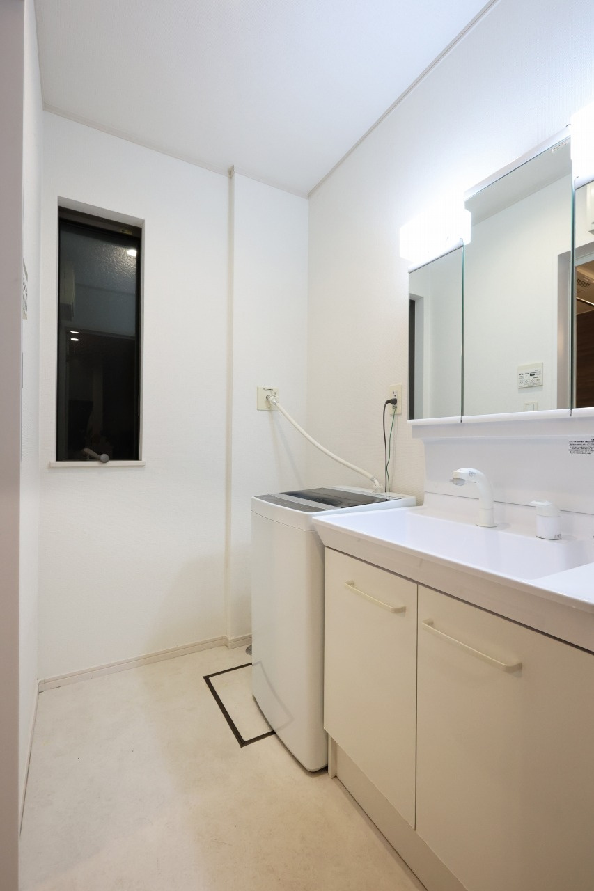 八王子市　犬目町　中古戸建ての独立洗面台|～３面鏡付きの独立洗面台　細々している物をスッキリ収納出来ます～