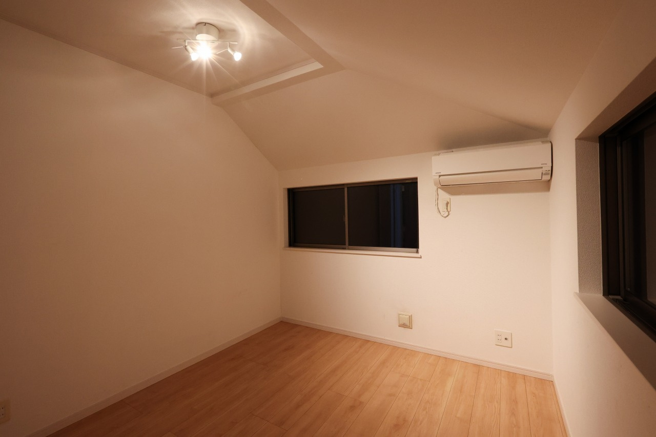 八王子市　犬目町　中古戸建ての子供部屋|～2階5.5帖の洋室　2面採光で明るく風通しの良いお部屋です～