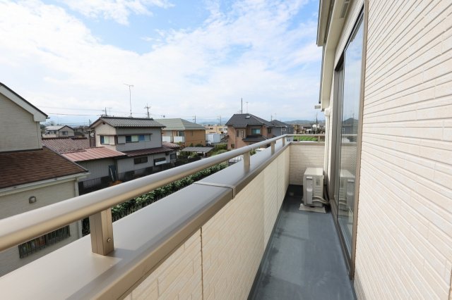 八王子市　犬目町　中古戸建てのバルコニー|～2部屋から出入り可能なバルコニー～