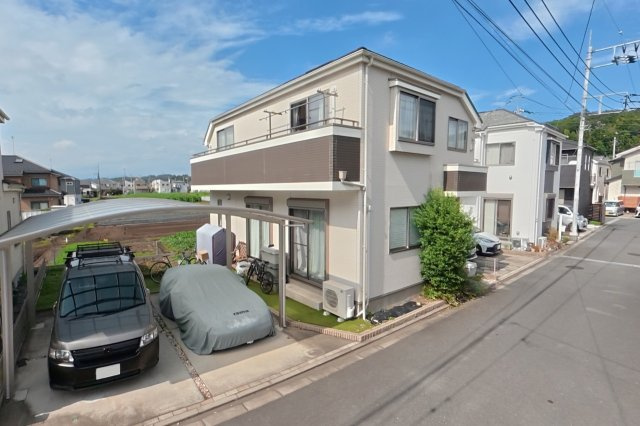 八王子市　犬目町　中古戸建ての前面道路含む現地写真|～南東側5ｍ道路に面しています～