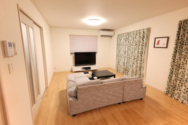 八王子市　犬目町　中古戸建ての居間・リビング|～20.0帖の明るく開放感のあるLDK、家族団欒の時間をお過ごしいただけます～