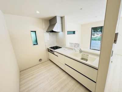 【キッチン】 | 松戸市高塚新田新築戸建（高塚新田第２） | 広々システムキッチン・お手入れしやすいハイマーブルシンク採用！