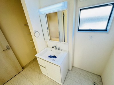 【独立洗面台】 | 松戸市高塚新田新築戸建（高塚新田第２） | シャワーヘッド付き三面鏡洗面化粧台