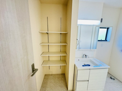 【脱衣所】 | 松戸市高塚新田新築戸建（高塚新田第２） | 脱衣所収納スペース・可動棚