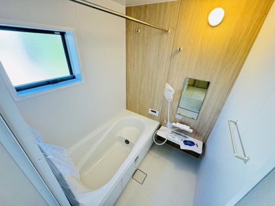 【浴室】 | 松戸市高塚新田新築戸建（高塚新田第２） | 手元で水流切り替えシャワーヘッド・足を伸ばせる広々浴槽で毎日リラックス♪