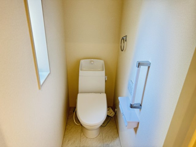 【トイレ】 | 松戸市高塚新田新築戸建（高塚新田第２） | 温水洗浄暖房便座つきトイレ