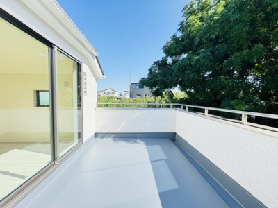 【バルコニー】 | 松戸市高塚新田新築戸建（高塚新田第２） | 南東向きルーフバルコニー・日当たり良好♪