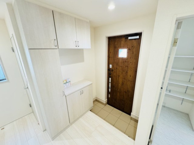 【玄関】 | 松戸市高塚新田新築戸建（高塚新田第２） | 玄関ホール・容量たっぷりシューズボックス