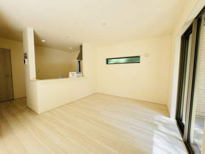 【居間・リビング】 | 松戸市高塚新田新築戸建（高塚新田第２） | 20帖リビングダイニングキッチン・リビングガス栓付き