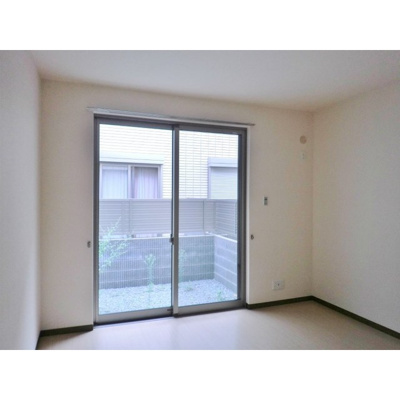 【居間・リビング】 | ラフィネ小松B棟 | こちらの居間で趣味の時間をお楽しみください