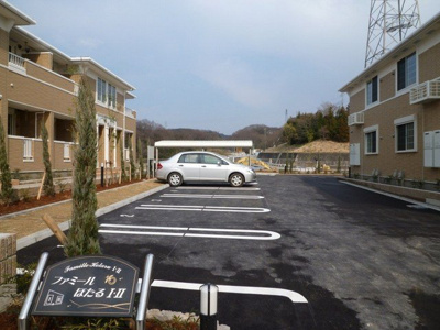 【駐車場】 | ファミールほたるⅠ | 駐車場があるので、車を買う予定の方も安心です