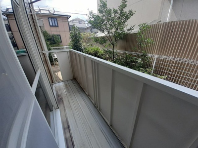【バルコニー】 | ファミール本田パートⅥ | 開放的で明るい空間を演出してくれるバルコニーです