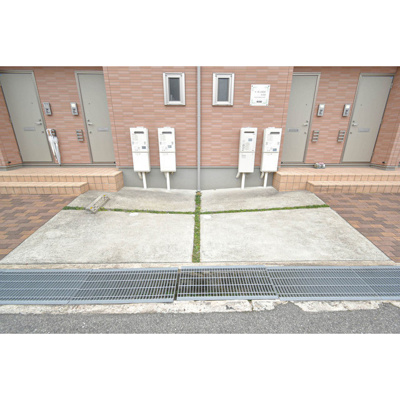 【駐車場】 | コーポラス若草EAST | 駐車場に車を止められます