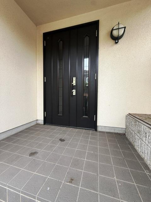 【エントランス】 | 名塩さくら台２丁目戸建 | 清潔なエントランスです