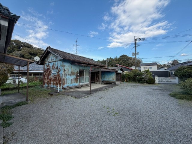 都城市高城町穂満坊の中古一戸建の駐車場|車庫・倉庫・庭