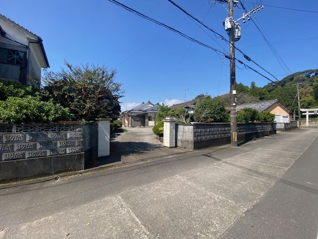 都城市高城町穂満坊の中古一戸建の前面道路含む現地写真