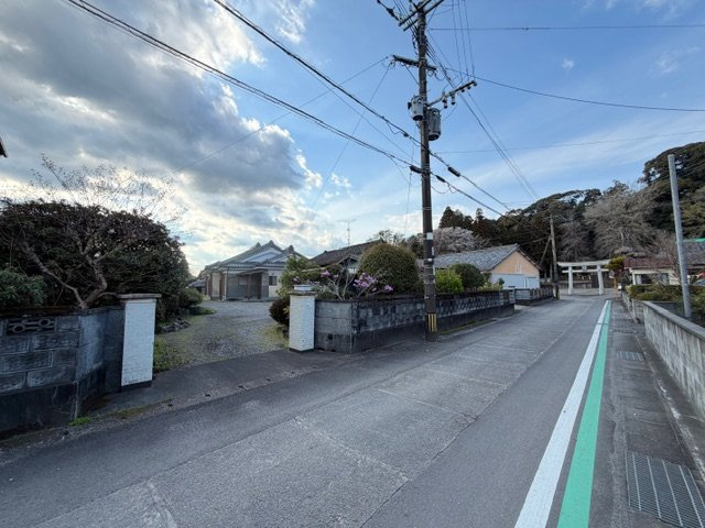都城市高城町穂満坊の中古一戸建の前面道路含む現地写真