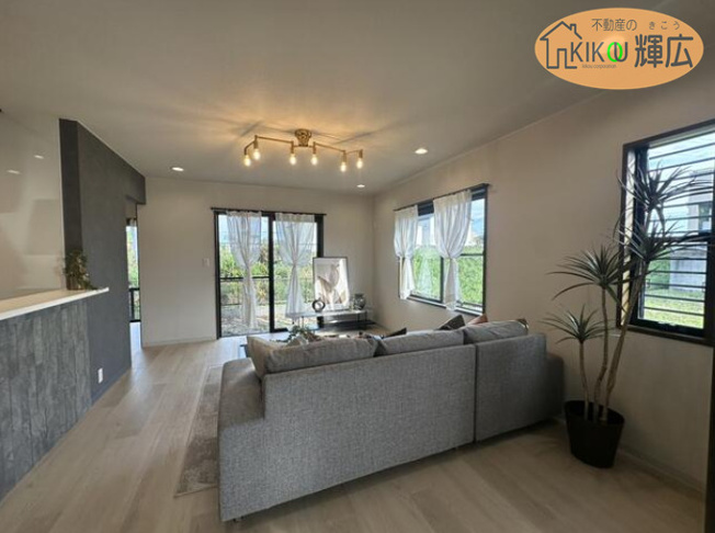 【居間・リビング】 | 姫路市飾磨区高町　中古戸建