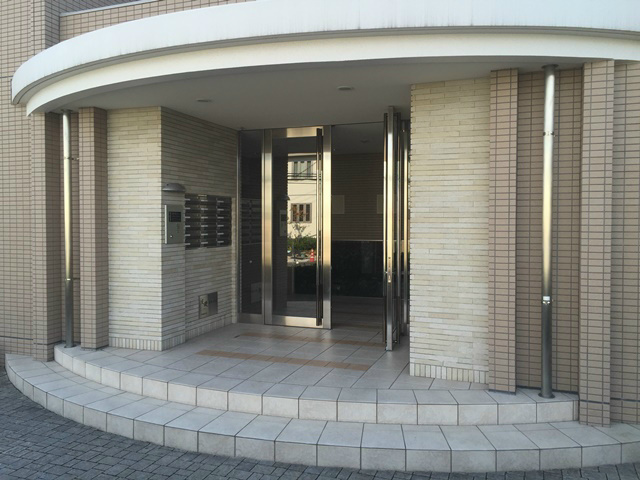 ベルナードサーモスのエントランス|清潔なエントランスです